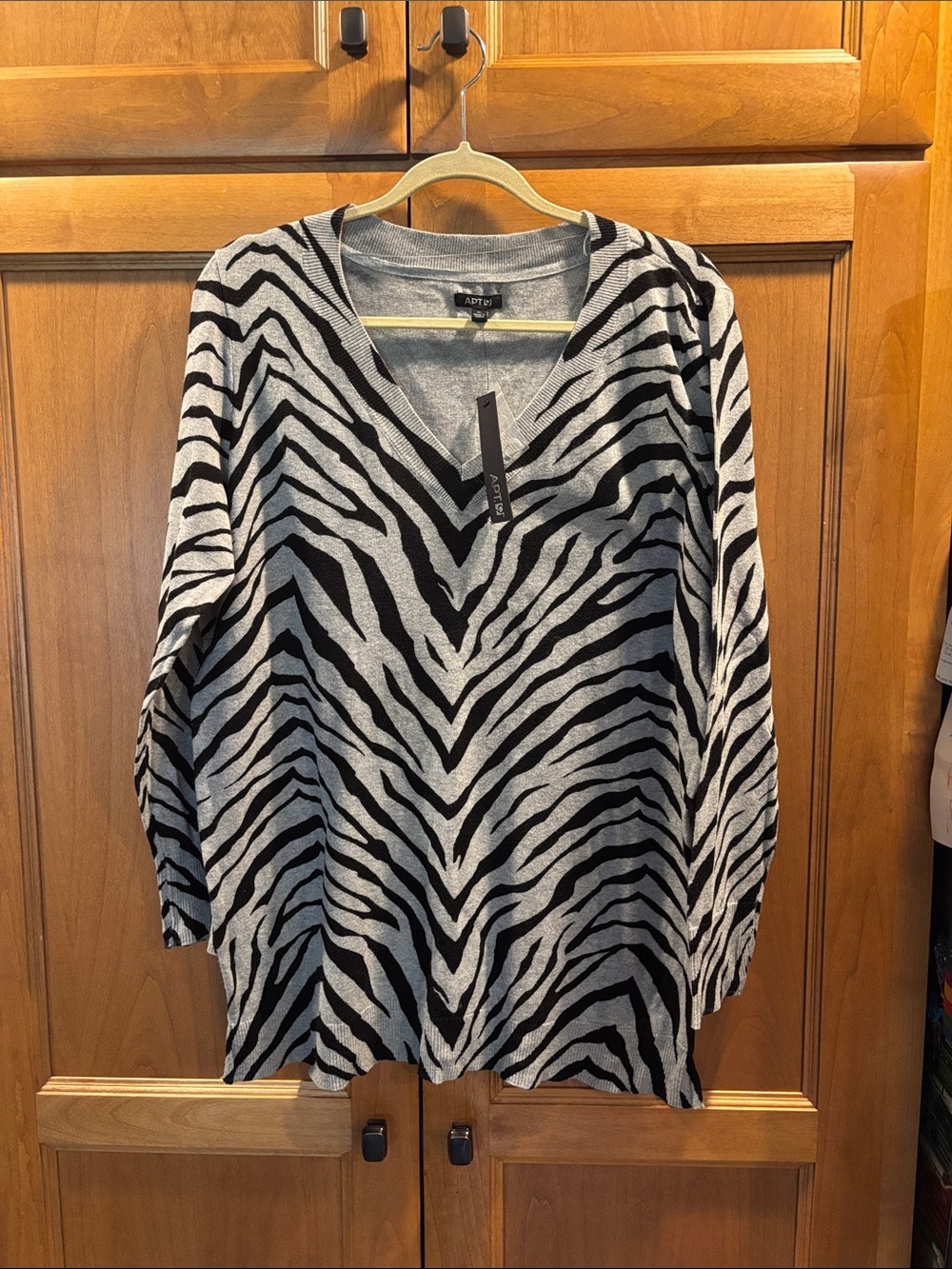 Apt. 9 Black and Gray Zebra V-Neck Sweater